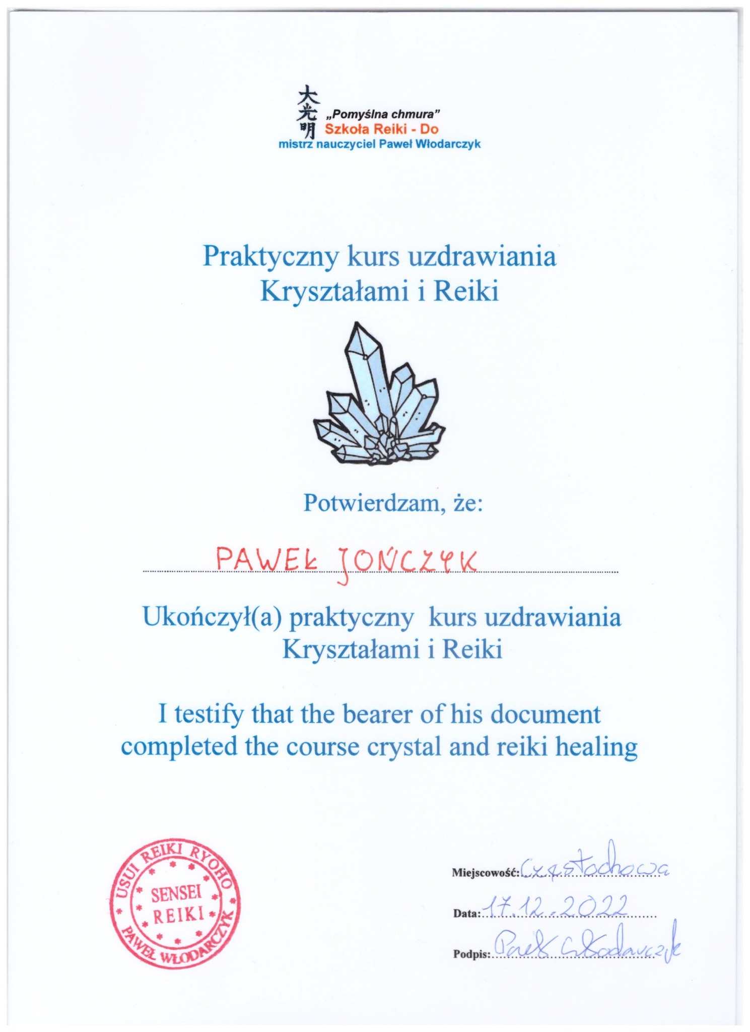 Certyfikat ukończenia kursu uzdrawiania kryształami i Reiki, wystawiony przez szkołę Reiki 'Pomyślna Chmura' dla Pawła Jończyka, podpisany przez Pawła Włodarczyka, z pieczęcią Usui Reiki Ryoho.