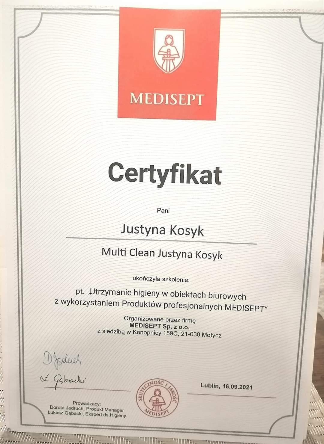 Certyfikat ukończenia szkolenia z utrzymania higieny w obiektach biurowych z wykorzystaniem produktów MEDISEPT, wystawiony dla Justyny Kosyk z Multi Clean.