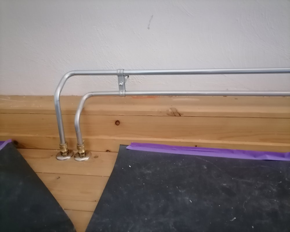 Wyjście z podłogi i rury do grzejnika.