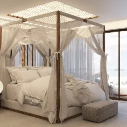 Jasna sypialnia z łóżkiem z baldachimem, widok na morze przez okno, lampa kulista na stoliku nocnym, pufa w neutralnym kolorze.