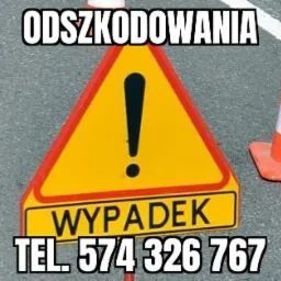 Żółty trójkątny znak ostrzegawczy z wykrzyknikiem i napisem 'WYPADEK' oraz numerem telefonu na tle asfaltu i pomarańczowo-białego pachołka drogowego, napis 'ODSZKODOWANIA' u góry.