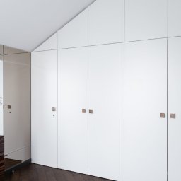 SKOŚNA SZAFA

Bardzo ciekawy projekt szafy w zabudowie skośnej. Posiada pięć skrzydeł drzwiowych oraz cztery nadbudowane szafki z systemem otwierania typu TIP-ON. Szafa posiada niestandardową głębokość 75cm dzięki czemu jest niesamowicie pojemna.


