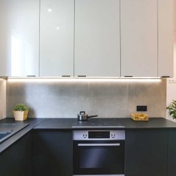 ZABUDOWA KUCHENNA W KAMIENICY

Kolejna zabudowa w kształcie litery “L”. Tym razem realizacja w kamienicy z lat 50tych. Mieszkanie było świeżo wyremontowane dzięki czemu montaż był błyskawiczny. Kuchnia dość długa – łącznie ok 6 metrów bieżących.

