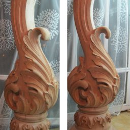 Rivej Sergii Yatsunov - Dwa ujęcia rzeźbionego, drewnianego elementu balustrady schodowej z motywami roślinnymi, ukazujące detale wykończenia i unikalny kształt dekoracyjny na tle okna.