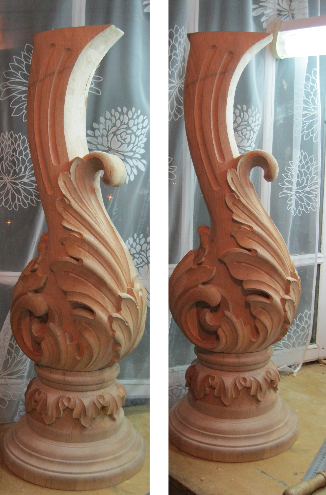 Dwa ujęcia rzeźbionego, drewnianego elementu balustrady schodowej z motywami roślinnymi, ukazujące detale wykończenia i unikalny kształt dekoracyjny na tle okna.