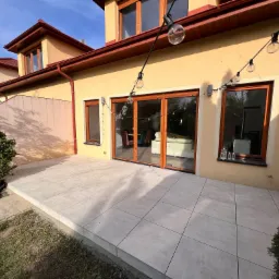 Wykonanie tarasu z płytek na systemie wentylowanym