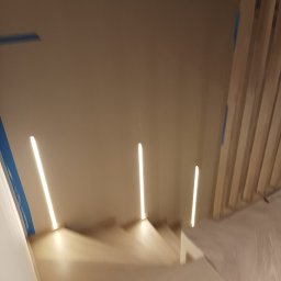 Montaż i obróbka listę LED w ścianie, oraz tynk dekoracyjny jako finisz
