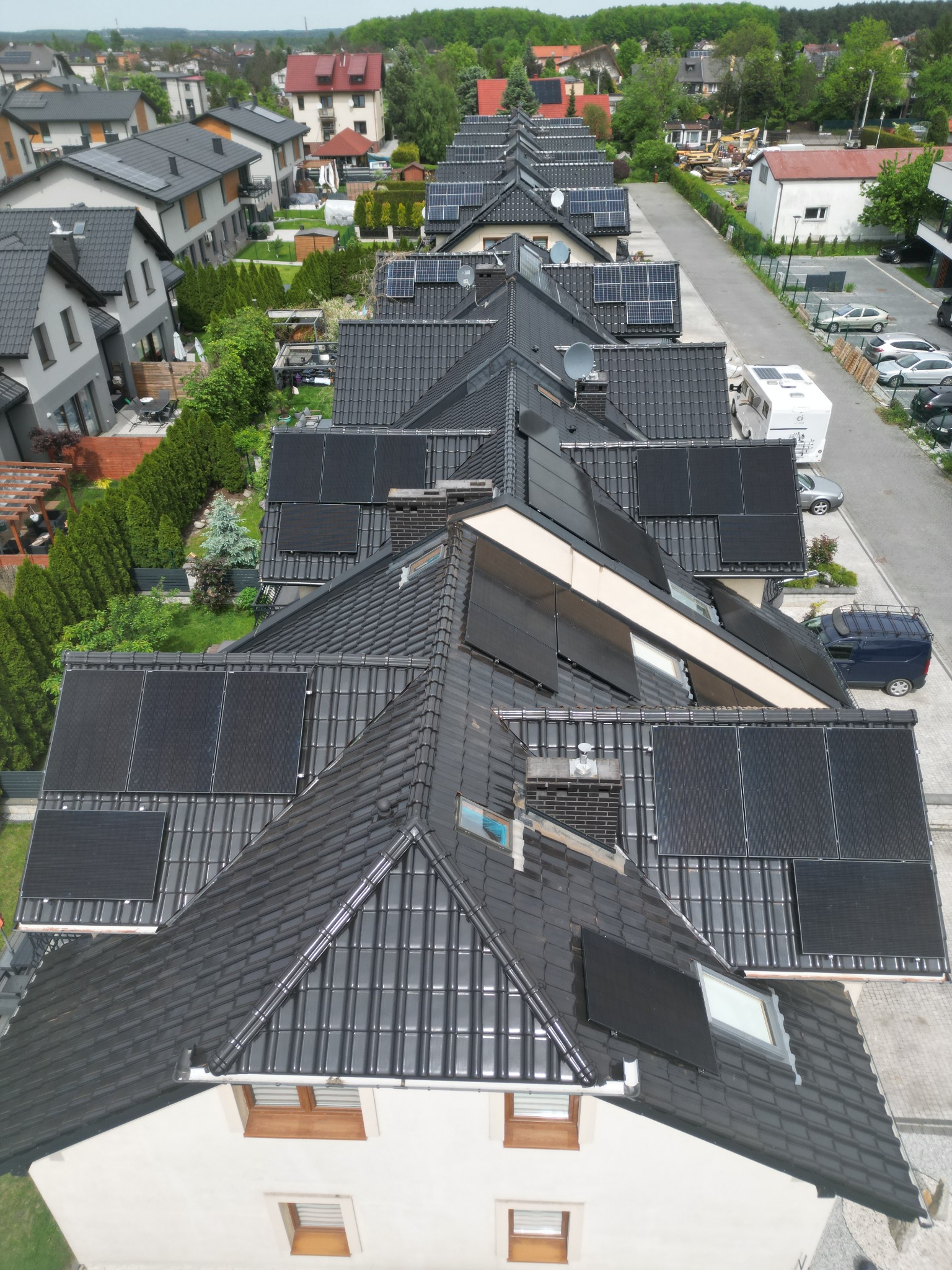 Dwie bliźniacze instalacje na domkach szeregowych , 6,6 kw + Falownik Fox ess , panel Jinko Solar Full black .