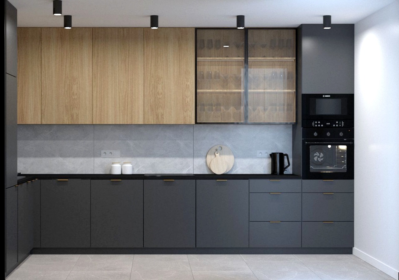 Nowoczesna kuchnia z szarymi szafkami dolnymi, drewnianymi górnymi i szklaną witryną, uzupełniona czajnikiem i deską do krojenia na blacie z szarego marmuru.
