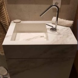 Michał Macuga Anstone - szafko - umywalka wykonana z spieku kwarcowego z zachowaniem przejścia wzoru z kolekcji Calacatta