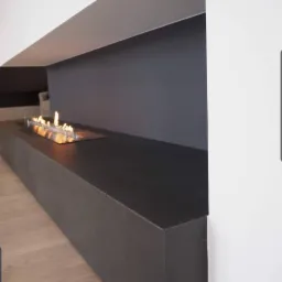 zabudowa kominka gazowego wykończona okładziną z spieku kwarcowego fugowana żywicą epoksydową