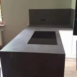 blat kuchenny oraz fartuszek na ścianie wykonany z spieku kwarcowego