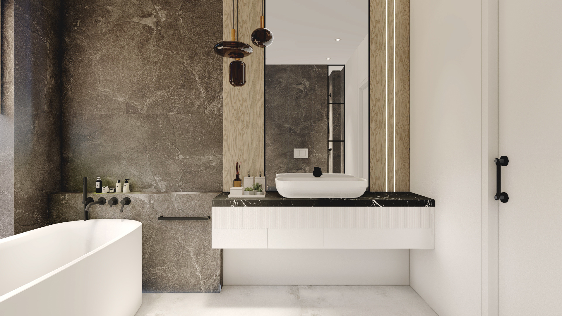Nowoczesna łazienka z marmurowymi ścianami, białą wanną wolnostojącą i umywalką nablatową na czarnym blacie, oświetlona wiszącymi lampami w geometrycznych kształtach.