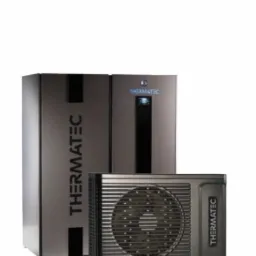 Dwie jednostki szarej pompy ciepła Thermatec, jednostka zewnętrzna na białym stojaku z logo, jednostka wewnętrzna z panelem sterowania.