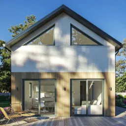 Wizualizacja nowoczesnego domu z drewnianą elewacją, trójkątnymi oknami i tarasem z meblami ogrodowymi oraz widokiem na zadbany ogród.