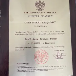Certyfikat Księgowy Ministra Finansów dla Anety Grażyny Płysiuk z 2013 roku, potwierdzający kwalifikacje do prowadzenia ksiąg rachunkowych. Detal w brązowej ramce.