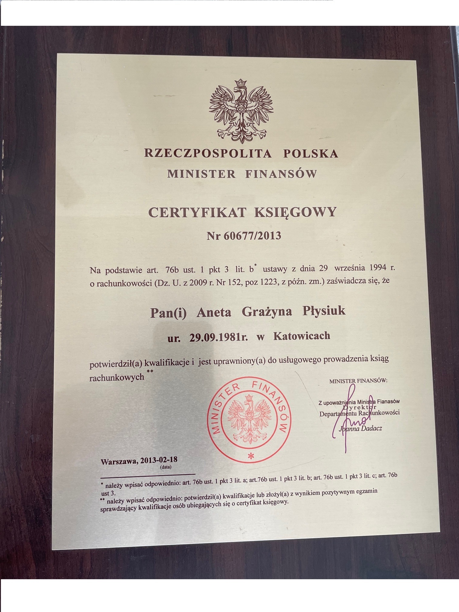 Certyfikat Księgowy Ministra Finansów dla Anety Grażyny Płysiuk z 2013 roku, potwierdzający kwalifikacje do prowadzenia ksiąg rachunkowych. Detal w brązowej ramce.
