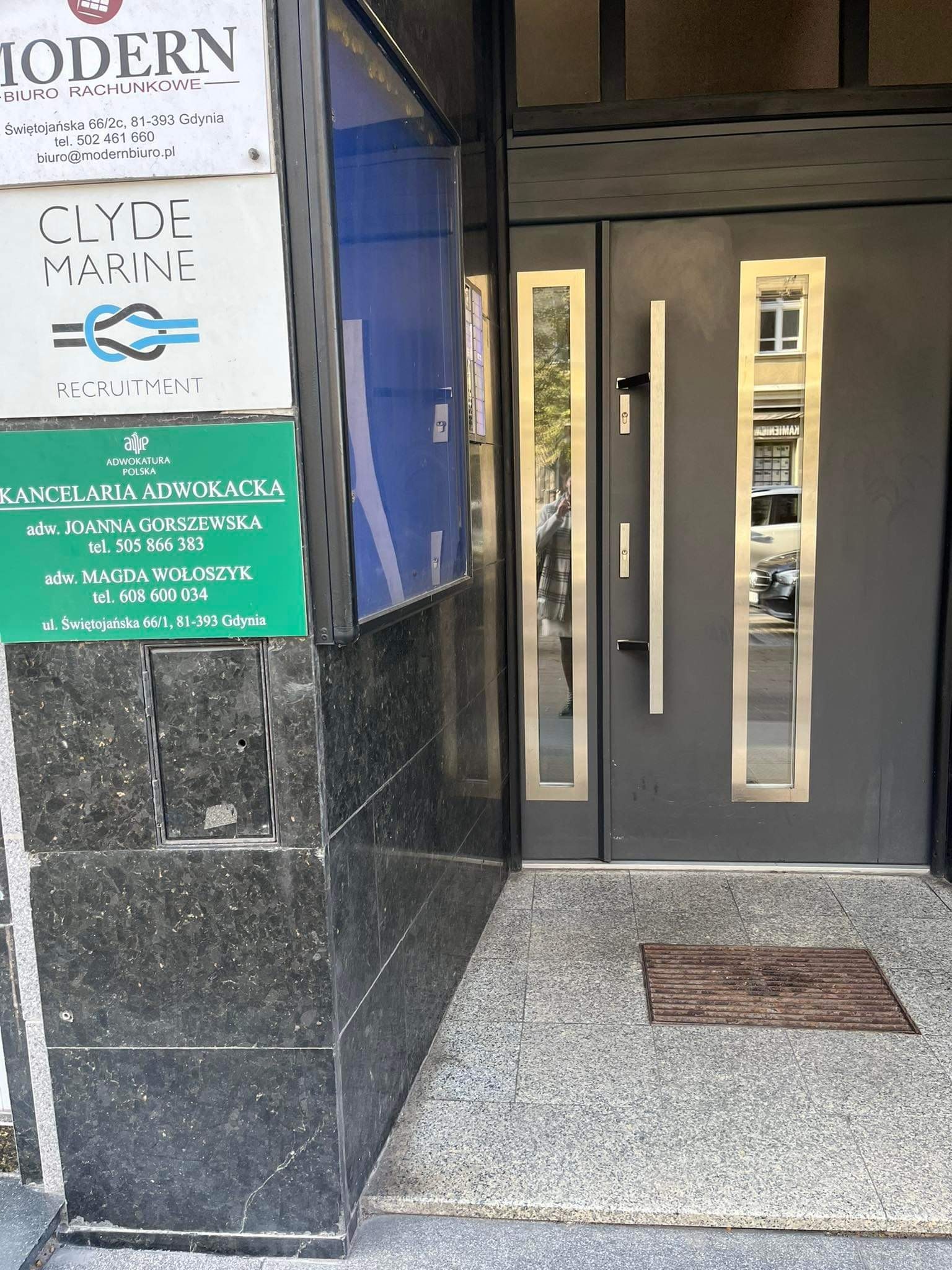 Wejście do budynku, przy Empiku