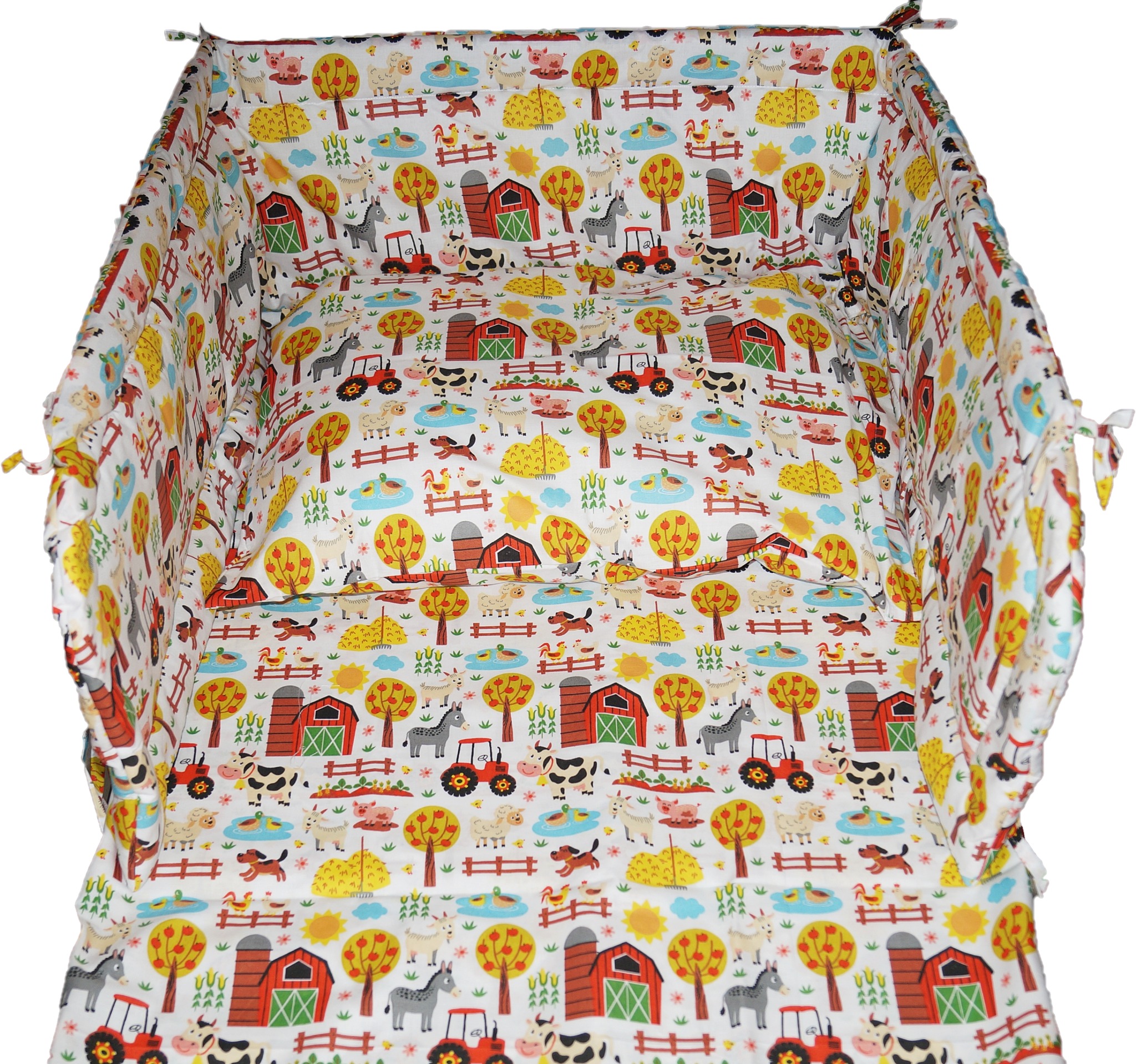 Ochraniacz do łóżeczka dziecięcego z motywem farmy, przedstawiający traktory, zwierzęta i budynki gospodarcze na białym tle, wykończony wiązaniami.