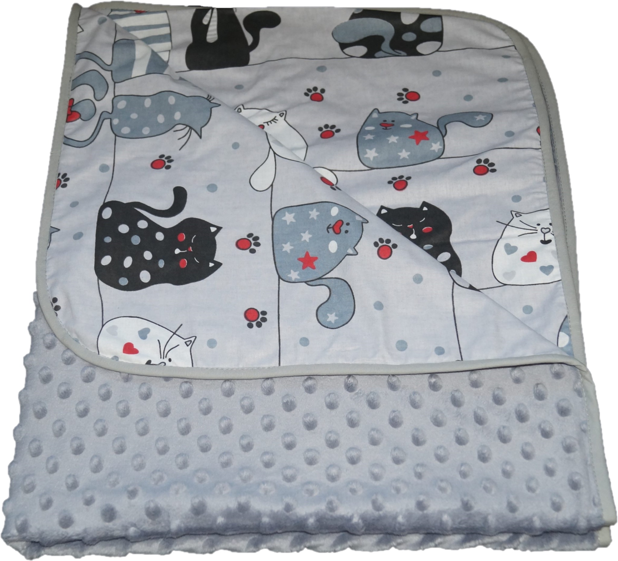 Dziecięcy kocyk z szarej tkaniny minky w wypukłe kropki, wykończony lamówką i podszyty bawełną w zabawny wzór z kotami i łapkami.