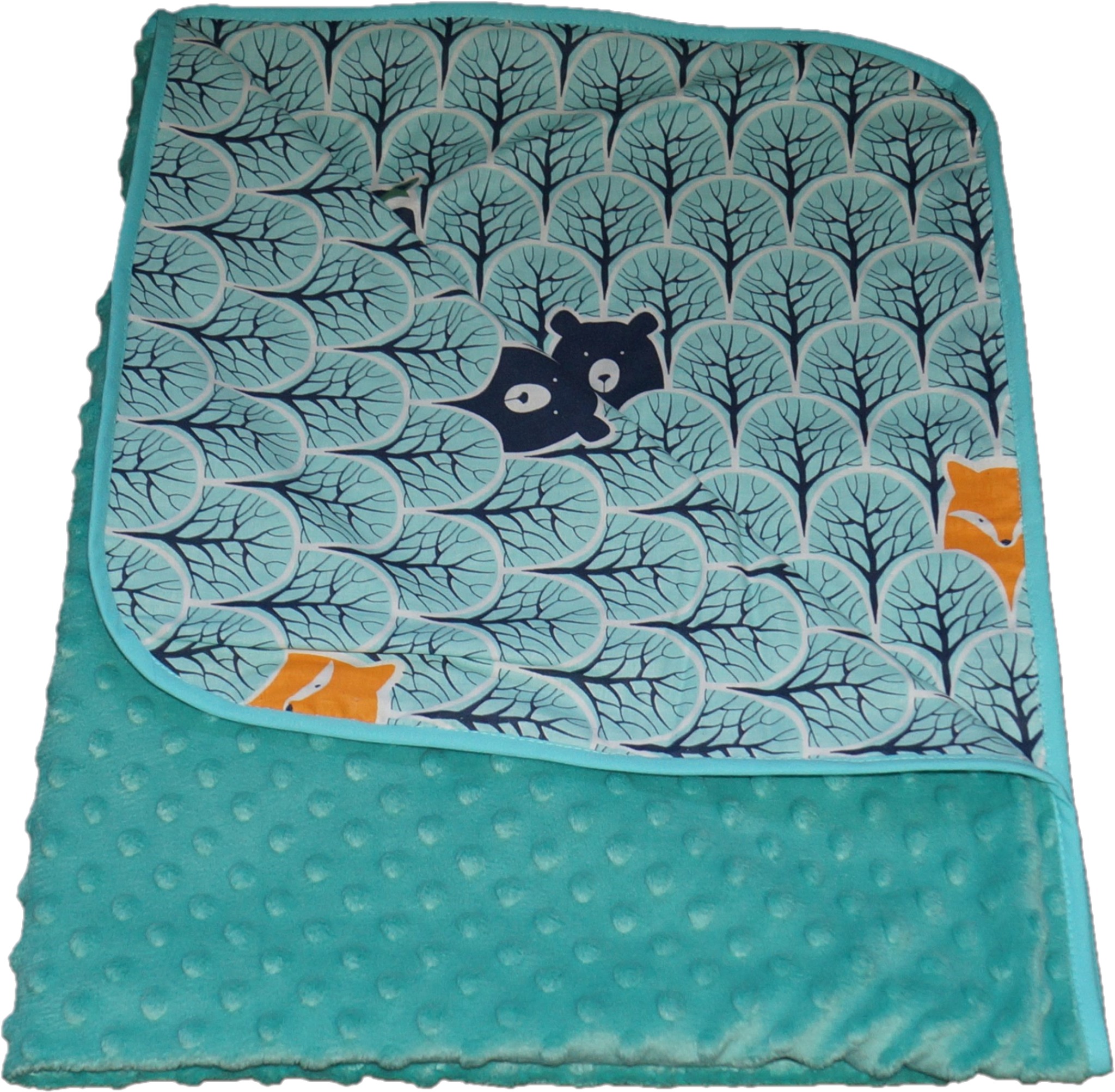 Turkusowy kocyk dla dziecka z wzorem drzew, niedźwiedzi i lisów, obszyty lamówką.