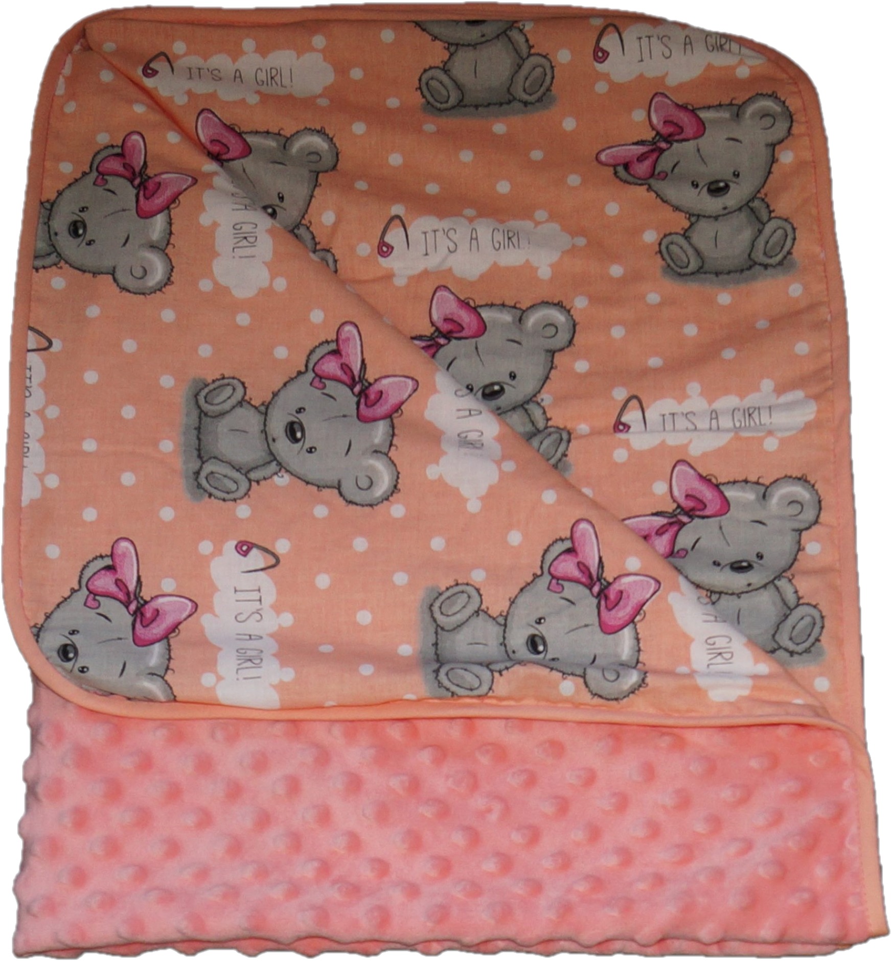Różowy kocyk dla dziewczynki z wzorem misiów z kokardami i napisem 'It's a girl!', wykończony wypukłą, pluszową fakturą.