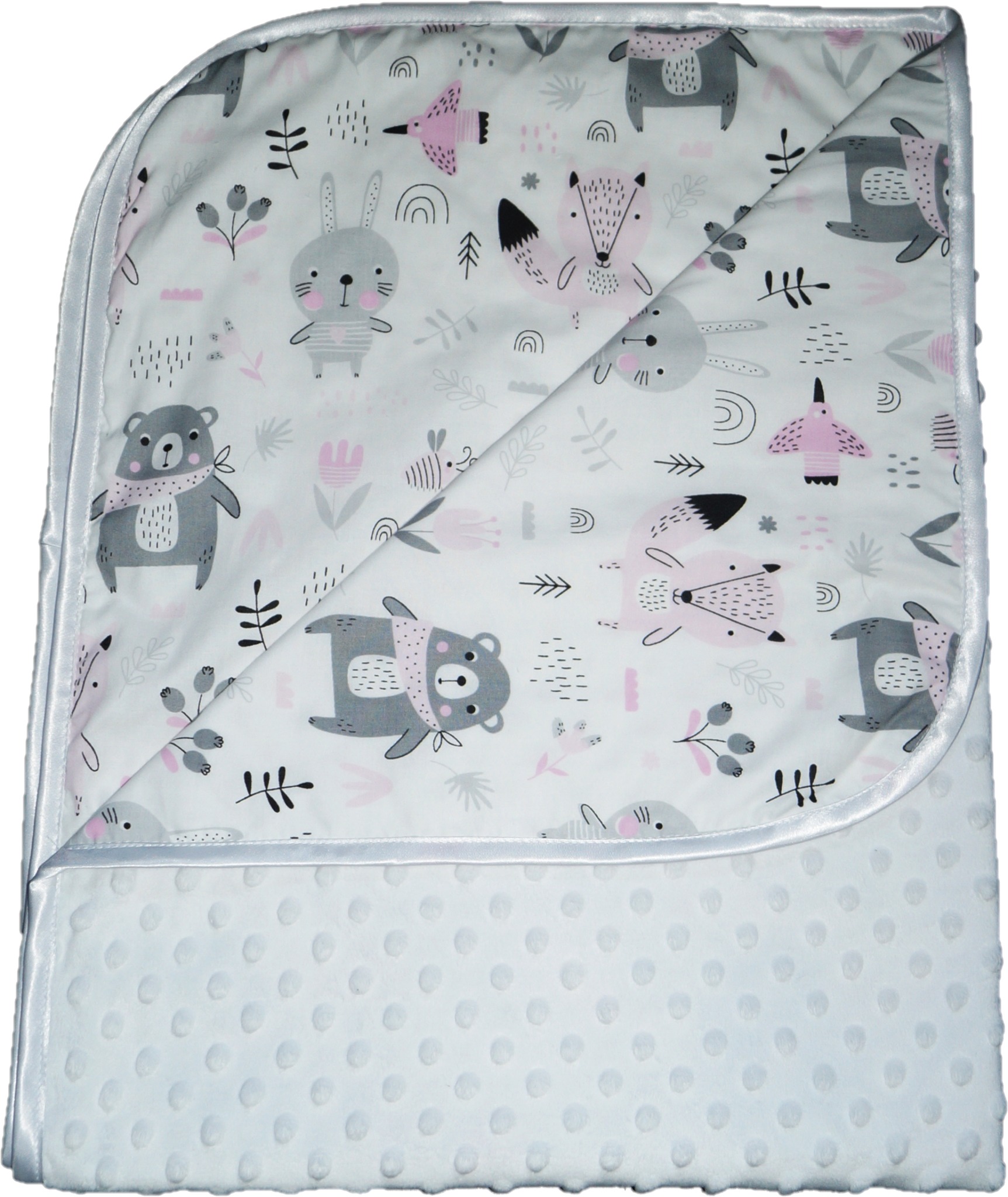 Dwuwarstwowa kołderka dziecięca z jednej strony pokryta wzorem w misie, zające i lisy w pastelowych kolorach, wykończona satynową lamówką, z drugiej strony biała, pikowana w kropki.