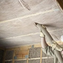 wdmuchiwanie wełny celulozowej w skos dachu. Welna lezy za membranie. Nie potrzebuje paro izolacji bo oddycha Hot Space