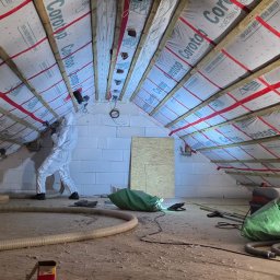ECO SPHERE HOMES SPÓŁKA Z OGRANICZONĄ ODPOWIEDZIALNOŚCIĄ - Wdmuchiwanie celulozy pod inteligentną membranę na Mazurach