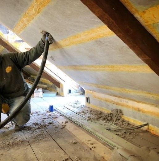 aplikacja wełny celulozowej w skos dachu na poddaszu użytkowym Hot Space