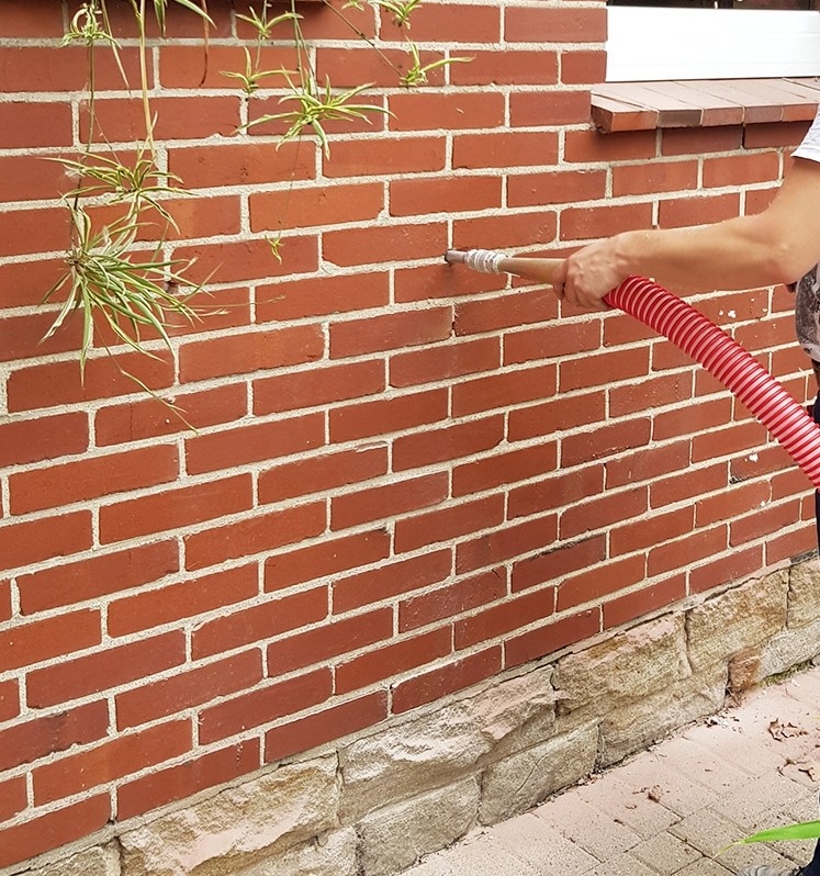 wdmuchiwanie wełny celulozowej w ścianę dwu warstwową