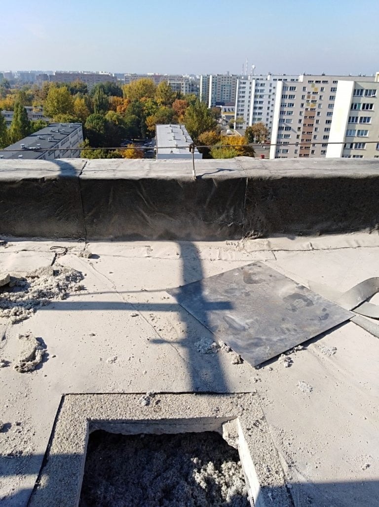 otwór na dachu bloku mieszkalnego, zaraz przed zamknięciem, po nadmuchu wełną celulozową