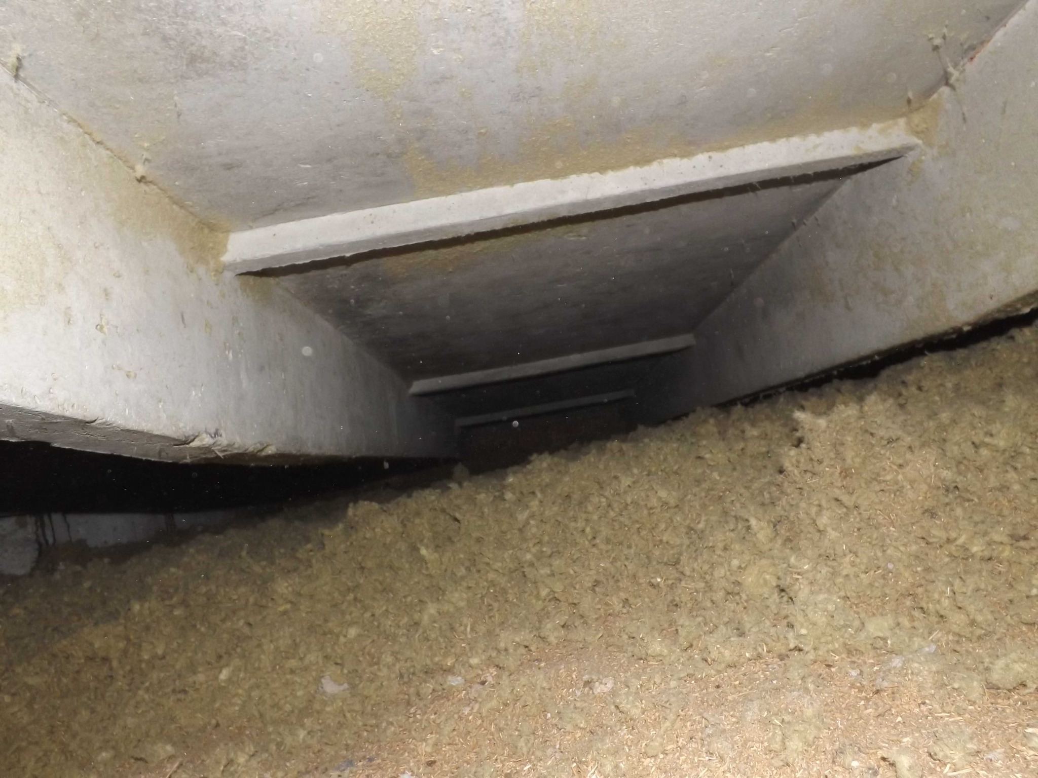 widok zasypanego stropodachu wełną celulozową