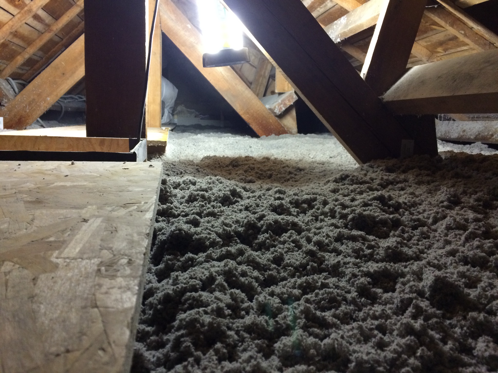 zasyp wełną celulzową stropu wiązarowego