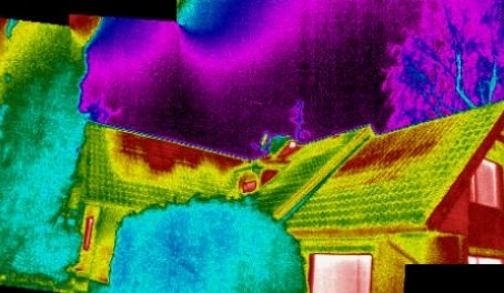 widok zniszczonej izolacji przez kunę domową. Widać jak i gdzie ucieka cieplo z domu