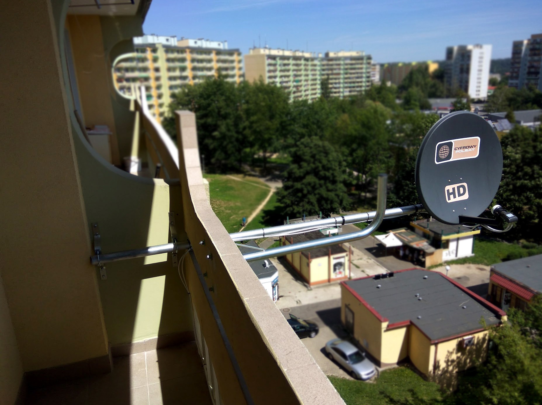 Montaż anteny przy bardzo niekorzystnym ustawieniu budynku (budynek zasłaniał sygnał anteny)