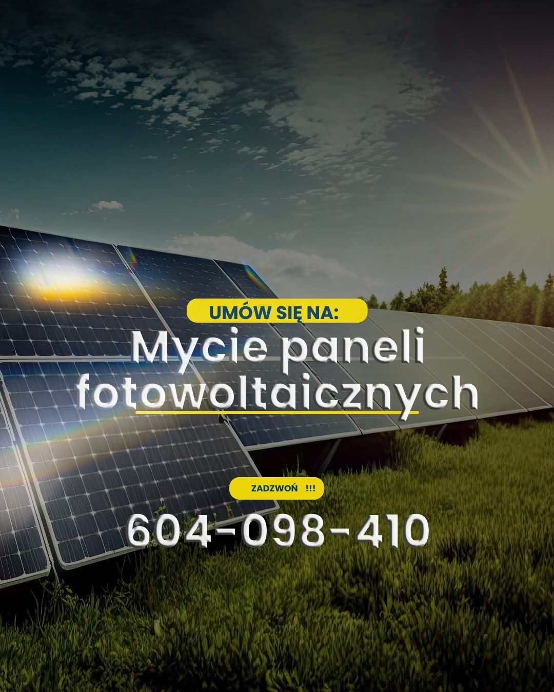Reklama usługi czyszczenia paneli fotowoltaicznych z numerem telefonu na tle instalacji na trawie i pochmurnego nieba.