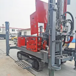 Mobilna wiertnica na gąsienicach z czerwonym panelem sterowania i wysuwanymi podporami hydraulicznymi, przygotowana do wiercenia.