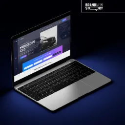 Laptop wyświetla stronę internetową z systemem rezerwacji samochod&oacute;w, prezentującą model Mercedes C63 Kombi na ciemnym tle. Interfejs użytkownika strony jest nowoczesny, z gradientami kolor&oacute;w...