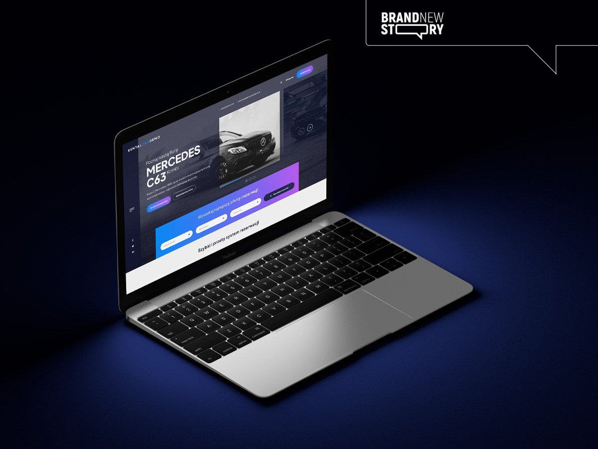Laptop wyświetla stronę internetową z systemem rezerwacji samochodów, prezentującą model Mercedes C63 Kombi na ciemnym tle. Interfejs użytkownika strony jest nowoczesny, z gradientami kolorów...