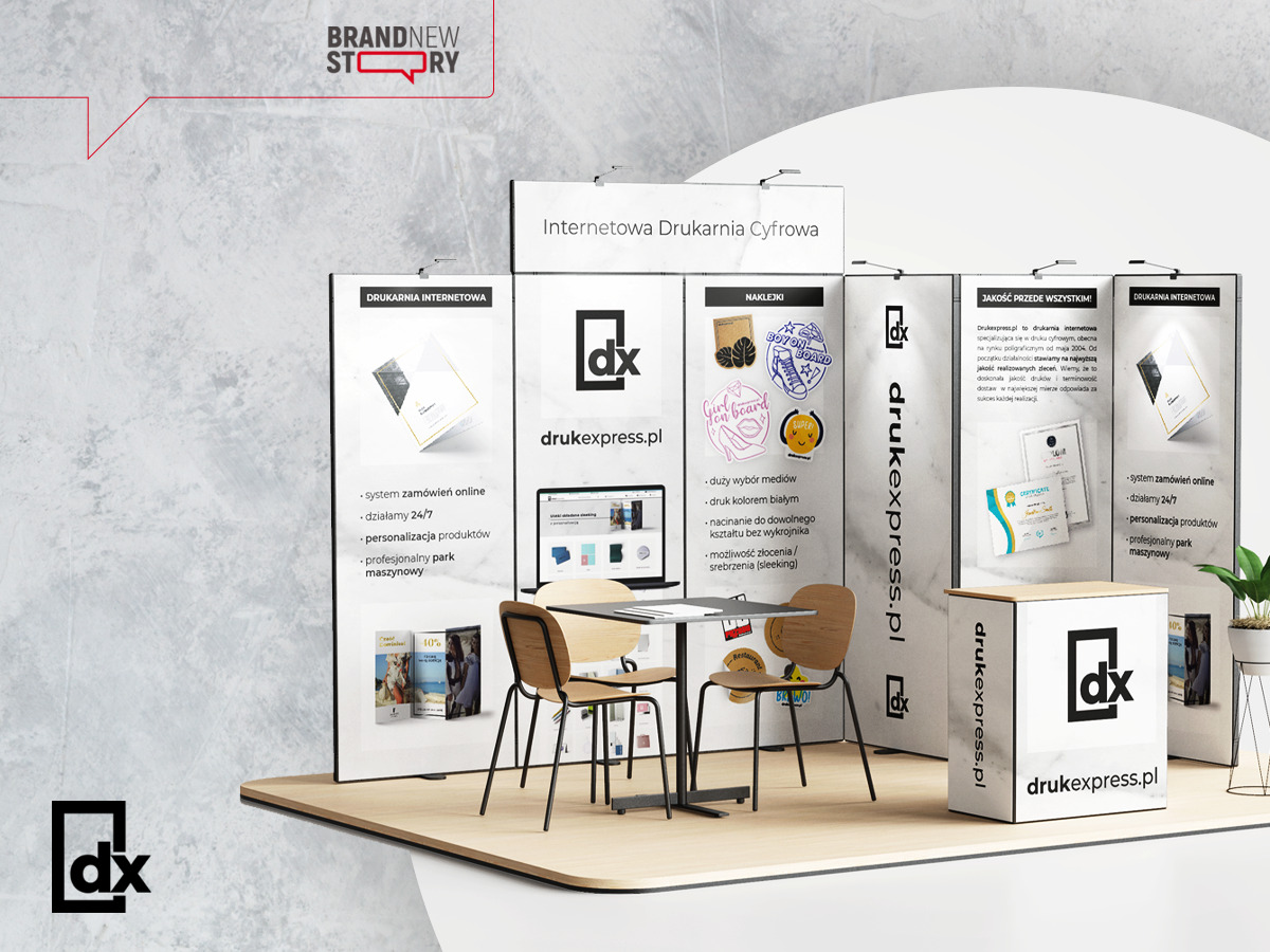Projekt stoiska targowego drukexpress.pl na RemaDays z logo firmy, przykład ekspozycji z laptopem, naklejkami i materiałami informacyjnymi na drewnianej podłodze.