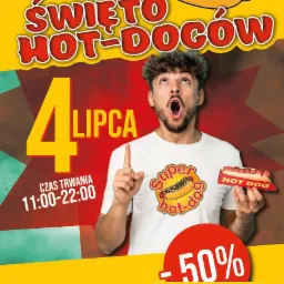 Plakat reklamowy Międzynarodowego Święta Hot-Dogów 4 lipca w Starym Fordonie, z mężczyzną w koszulce z logo hot-doga i hot-dogiem w ręku, informujący o 50% zniżce na wszystkie hot-dogi w godzinach...