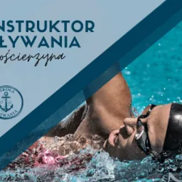 Grafika reklamowa szkoły pływania: Pływaczka w czepku i okularach w trakcie kraula, logo szkoły z kotwicą w tle, napis 'Instruktor Pływania Kościerzyna'.