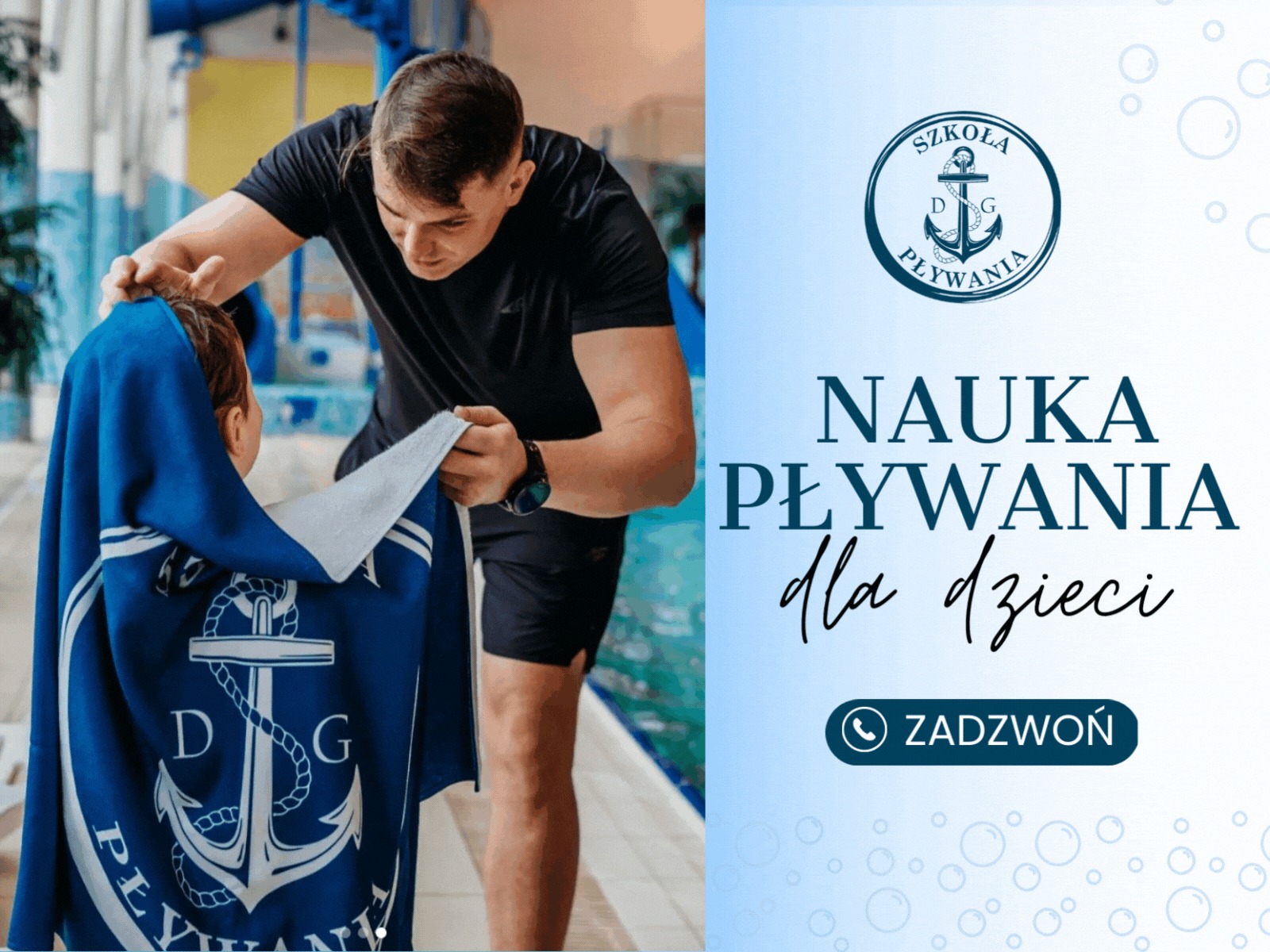 Instruktor osusza dziecko ręcznikiem z logo szkoły pływania po zajęciach na basenie.