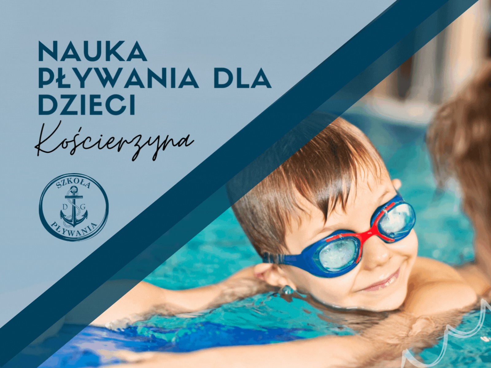 Uśmiechnięty chłopiec w czerwono-niebieskich okularach pływackich zanurzony w basenie, w tle fragment osoby dorosłej i logo szkoły pływania.