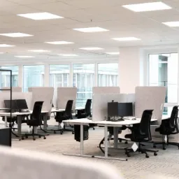 Sufit Podwieszany Kasetonowy Armstrong w biurowcu