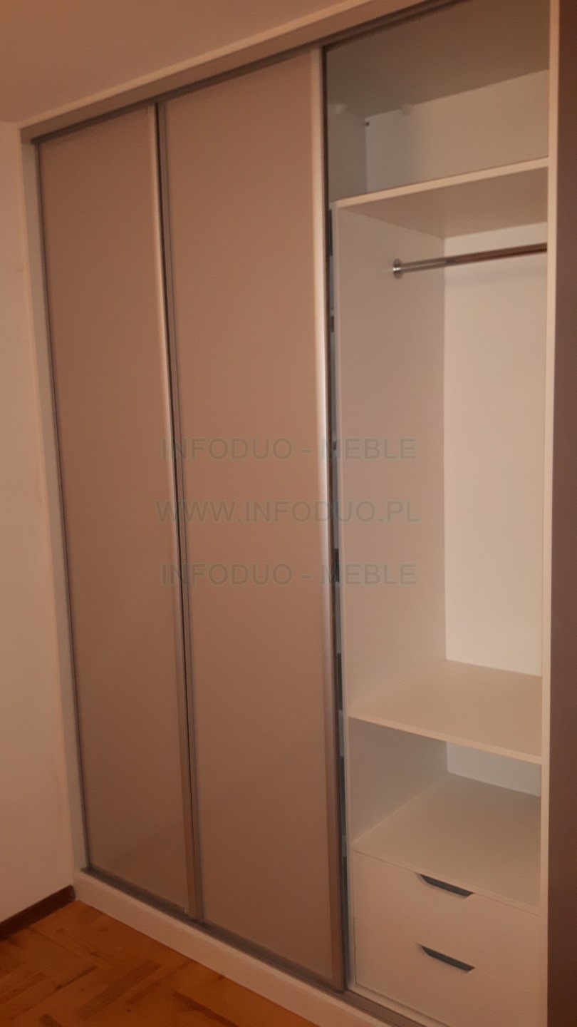 Jasna, trzydrzwiowa szafa przesuwna z otwartą częścią po prawej stronie, ukazującą półki i dwie szuflady, z widocznym logo firmy na drzwiach.