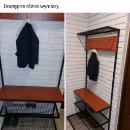 Dwa ujęcia stojącego wieszaka w stylu loft z metalową konstrukcją i drewnianymi elementami, z kurtką zawieszoną na jednym z nich, umieszczone na tle ściany z białej cegły.