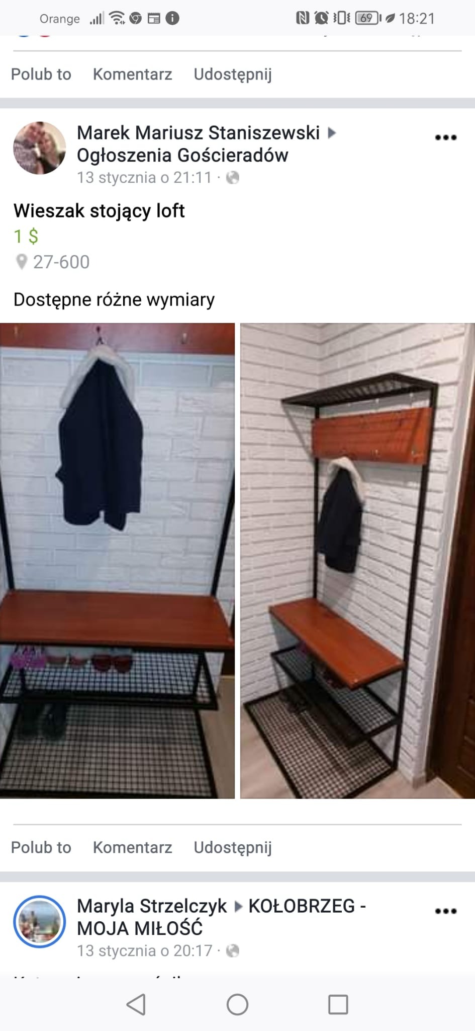 Dwa ujęcia stojącego wieszaka w stylu loft z metalową konstrukcją i drewnianymi elementami, z kurtką zawieszoną na jednym z nich, umieszczone na tle ściany z białej cegły.