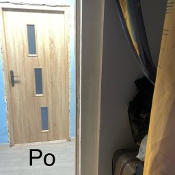 Rafał Rączy - Montaż drzwi wewnętrznych z trzema okienkami, widoczne szpary wypełnione pianką montażową, niebieska ściana w tle.